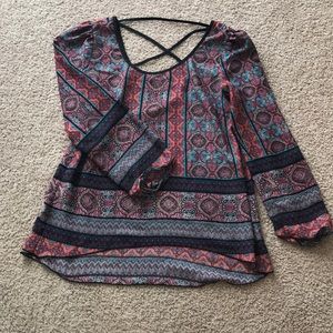 Flowy tunic like stop with vibrant pattern